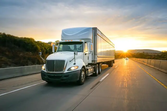 الاختبار الأول لشاحنة سكانيا الهجينة الجديدة التي تعمل بـ"الطاقة الشمسية"