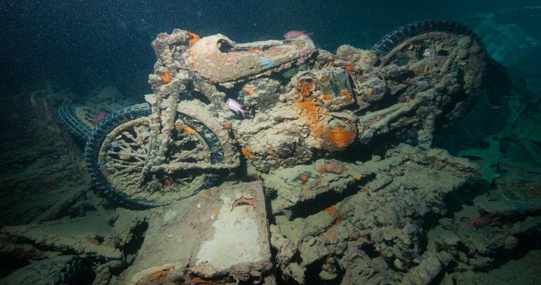 بالصور: سيارات كلاسيكية مدفونة في أعماق البحر !