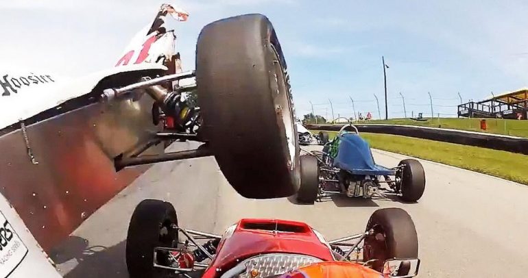 بالفيديو: طار فوق رأس أحد المشاركين في السباق !