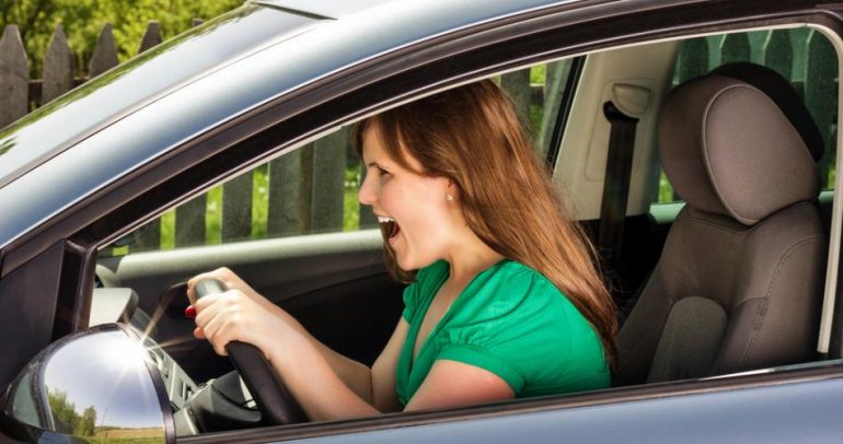 عادات سيئة مؤذية للسيارات تقوم بها النساء