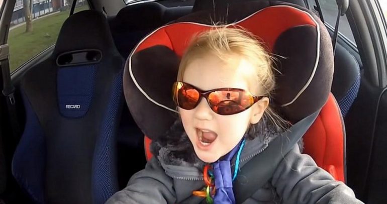 بالفيديو: فتاة بعمر 3 سنوات تقود ميتسوبيشي لانسر ايفو 6.. لن تصدقوا ماذا حدث !
