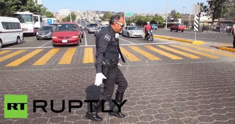 شرطي يرقص.. لتنظيم حركة المرور ! (فيديو)