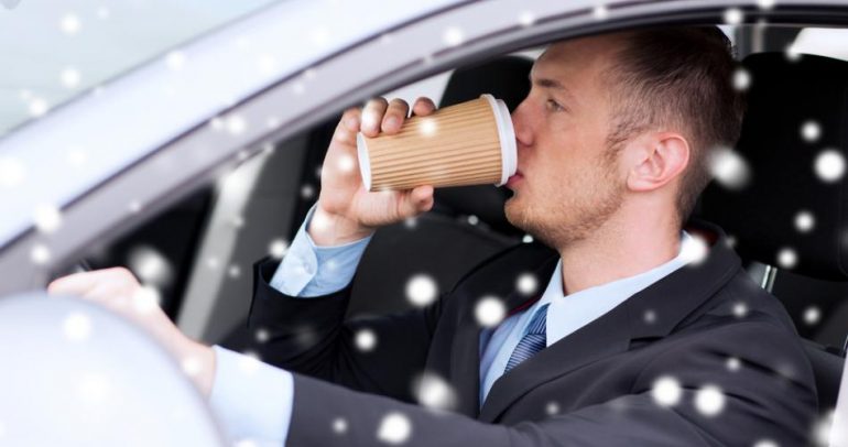 احذر فنجان القهوى والموسيقى اثناء القيادة.. والسبب؟