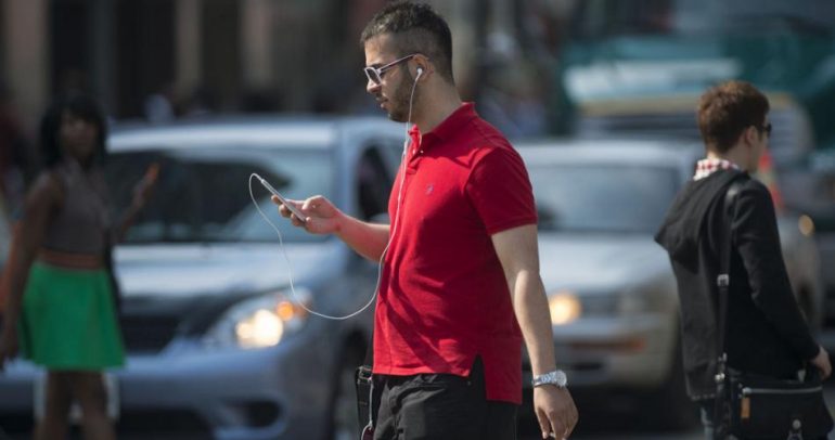 بالفيديو: لا داعي للقلق من مدمني الهواتف الذكية على الطرقات