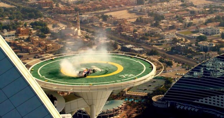 بالفيديو: هل تتذكرون ماذا حدث على سطح برج العرب في دبي ؟