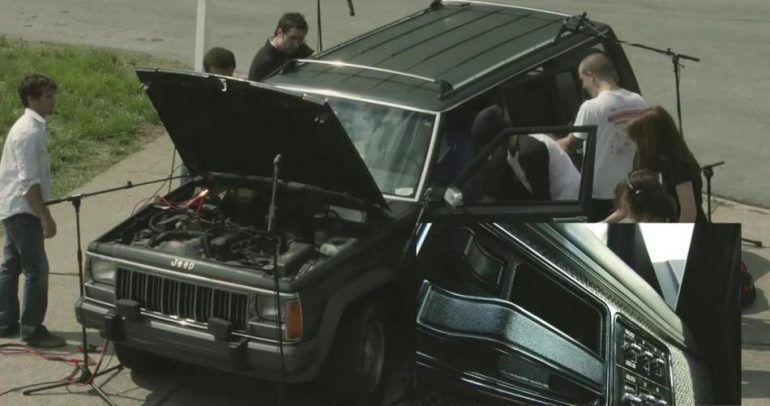 شبان يحولون سيارة جيب إلى آلة موسيقية ضخمة ! (فيديو)