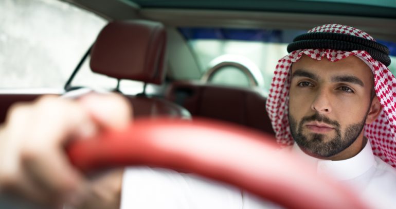 مفحط سعودي حاول جذب أنظار النساء.. فحدث ما لم يتوقعه ! (فيديو)