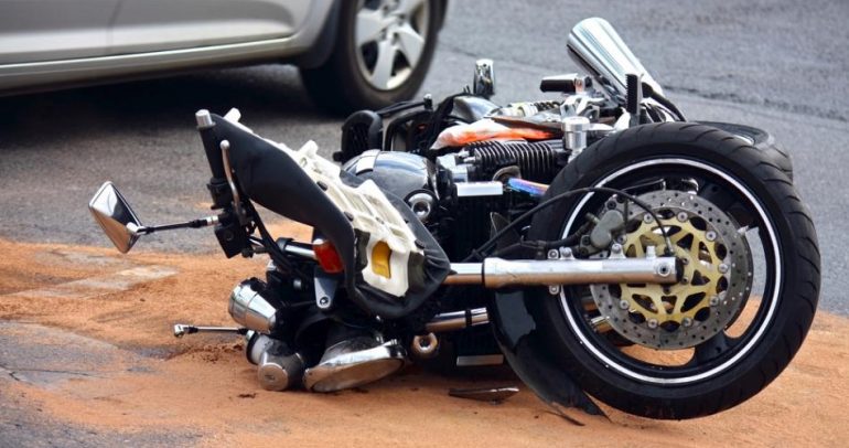 شاهد كيف نجا سائق الدراجة النارية من الحادث الأكثر غرابة