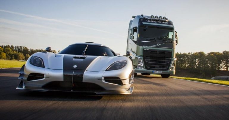 بالفيديو: سباق منتظر بين شاحنة فولفو وأسرع سيارة في العالم