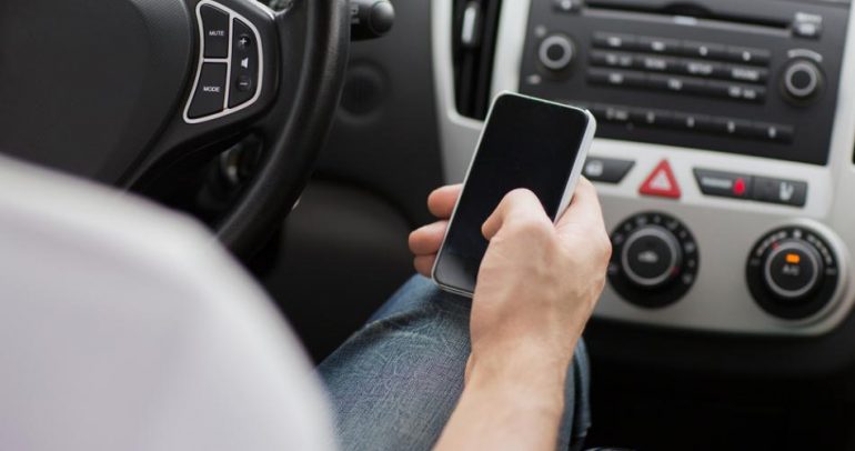 تطبيق عربي يمنع السائق من استخدام هاتفه أثناء القيادة