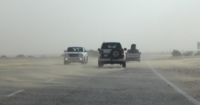 لأبناء الخليج: هكذا تواجهون العواصف الرملية أثناء القيادة!