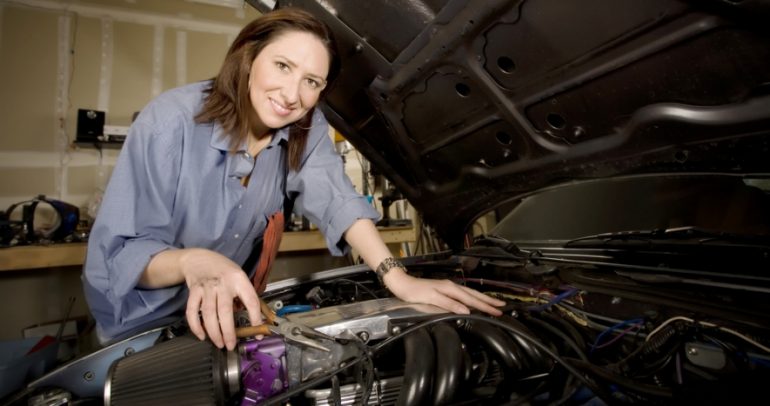 للنساء فقط: هكذا تتعلمن صيانة السيارات والمحركات!!