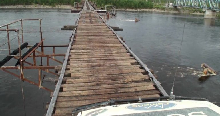 بالفيديو: هل لديك القوة لقيادة سيارتك على هذا الجسر الخشبي؟