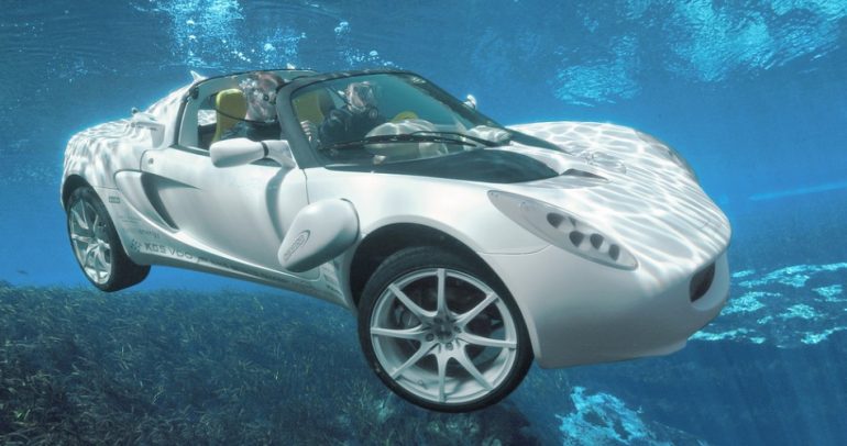 بالفيديو: خليجي يقود سيارته تحت البحار