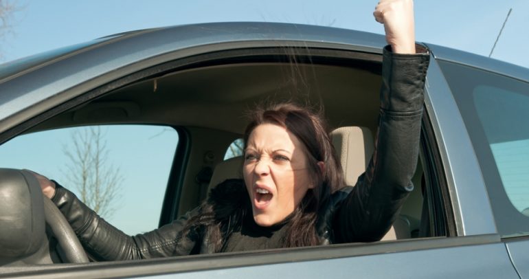 سائقة غاضبة تدهس والدها بالسيارة.. فما السبب؟