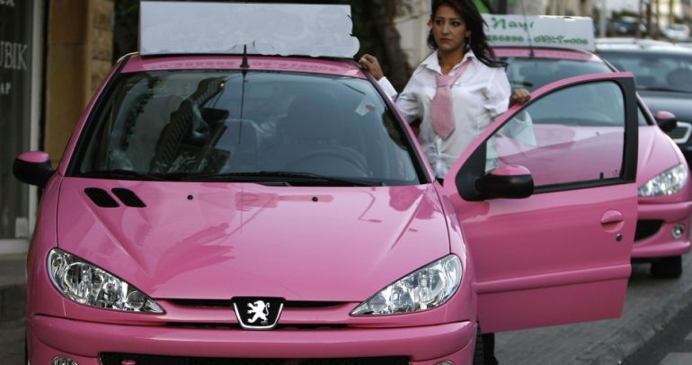 التاكسي الزهري.. هذا هو واقع النساء خلف مقود سيارات الاجرة