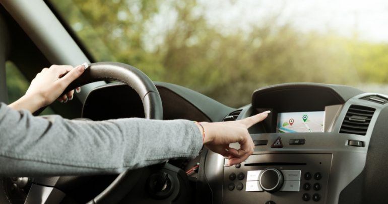 تصرفات يومية قد تعطل الشاشات الرقمية في سياراتكم