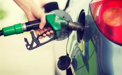 هل يجوز ملء خزان الوقود في السيارة إلى حده الأقصى؟