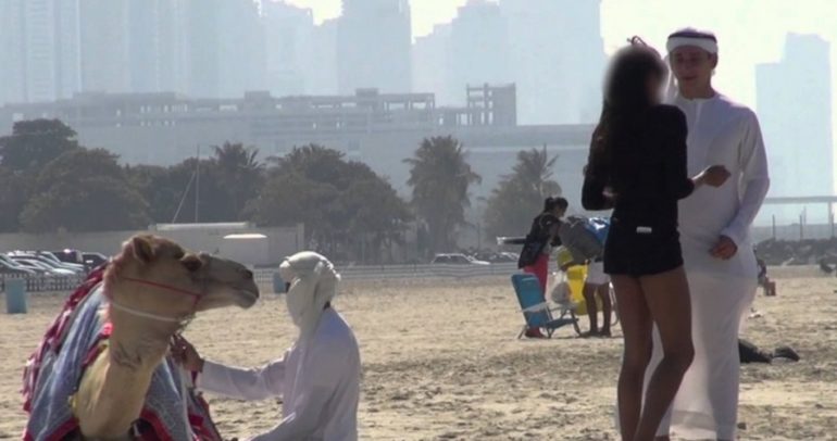 بعد مقلب السيارات.. شاب يغري النساء بركوب الجمل في دبي