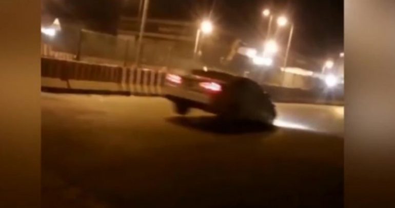 مطب سرعة جديدة جعل السيارات تتطاير في السعودية
