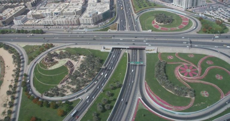 السائقون في الإمارات: ما الذي يشيدون به؟ وما الذي يزعجهم؟