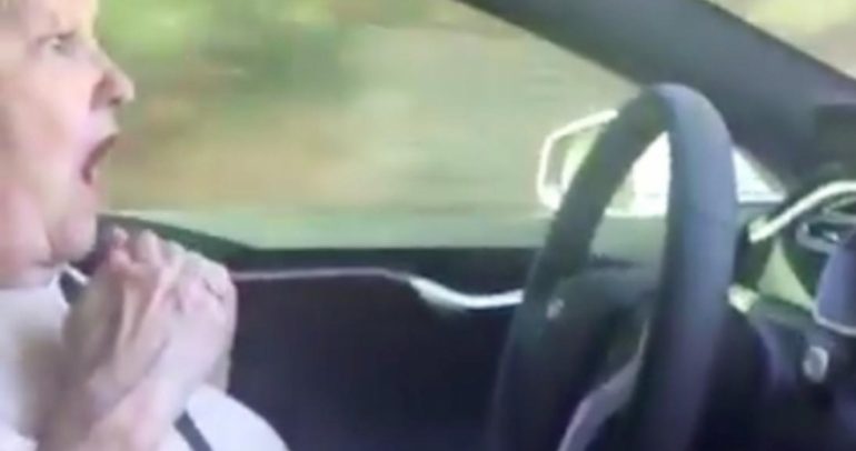 بالفيديو: مسنة تجرب سيارة تسلا ذاتية القيادة.. وهذه ردة فعلها