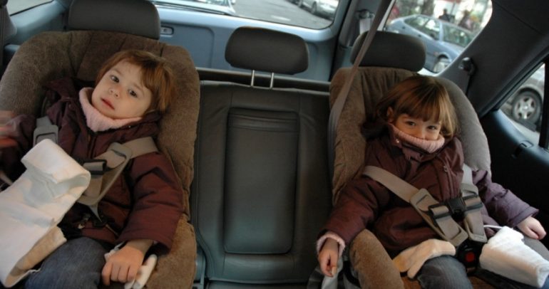 ٥ نصائح تساعدك على ربط طفلك بمقعد السيارة بشكل صحيح