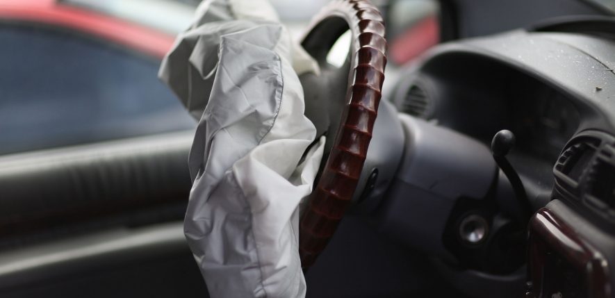 لماذا تضاء إشارة الوسادة الهوائية في سيارتي؟