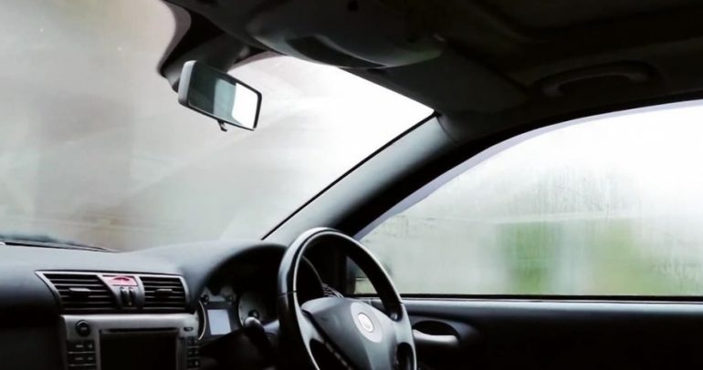 طرق مبتكرة لمنع الضباب من التكون على زجاج السيارة