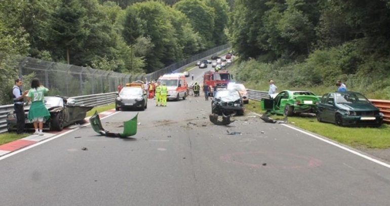 10 سيارات تتحطم في حادث على حلبة نوربورجرينج