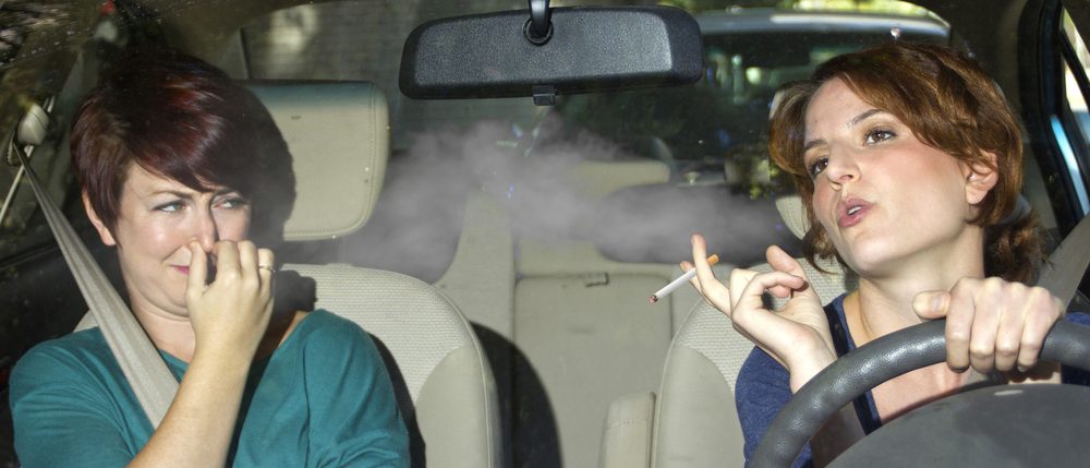 تقنيات ونصائح لإزالة رائحة الدخان من سيارتك