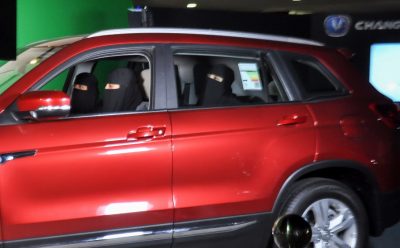 المرأة تقود سيارة شانجان في شوارع السعودية