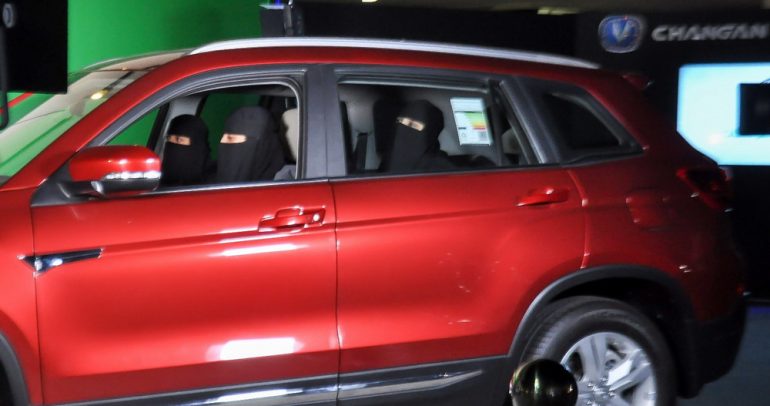 المرأة تقود سيارة شانجان في شوارع السعودية