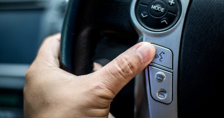 تكنولوجيا التحكم الصوتي بخدمات السيارة: أهميتها وسبل التطبيق