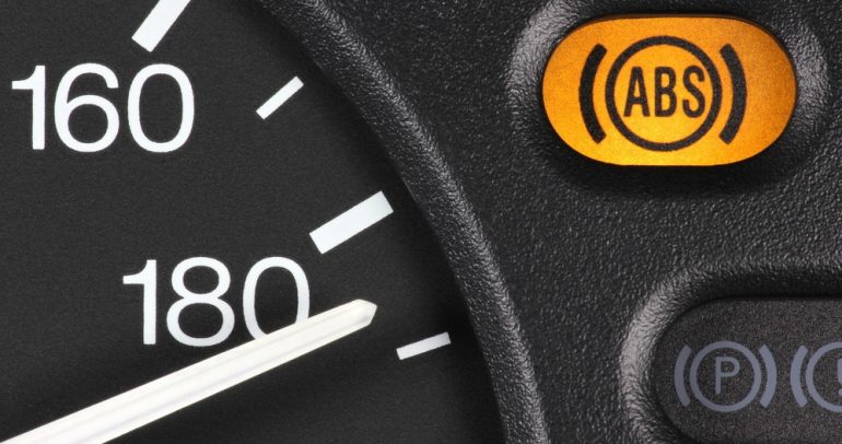 نظام منع انغلاق المكابح ABS في سيارتك: ما أهميته؟ وكيف يعمل؟