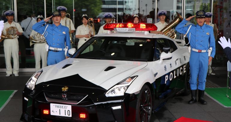 الشرطة اليابانية تقدم نيسان جي تي- آر كهدية