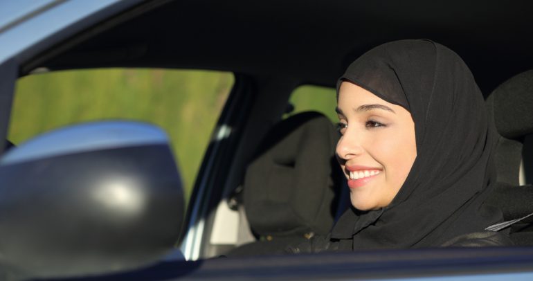 فيديو تطبيق قرار بدء المرأة السعودية بقيادة السيارة