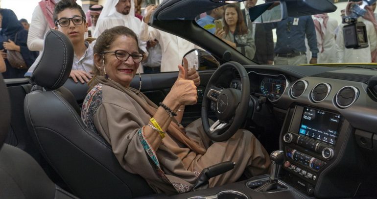 امرأة سعودية تحقق حلمها وتحصل على فورد موستانج GT 2018 مكشوفة