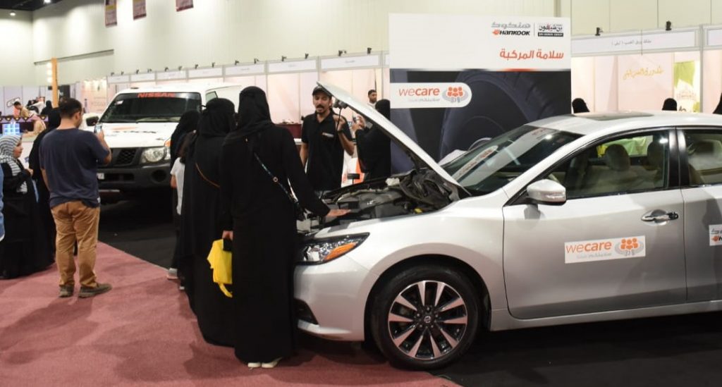 فريق هنكوك السعودي للسباقات يقدم للمرأة إرشادات القيادة الآمنة