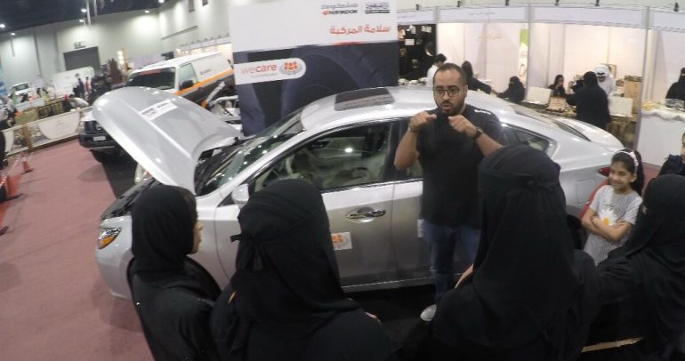 فريق هنكوك السعودي للسباقات يقدم للمرأة إرشادات القيادة الآمنة
