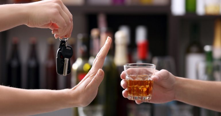 بالتفاصيل: كيف يتأثر عقل السائق بتناول المشروبات الكحولية؟