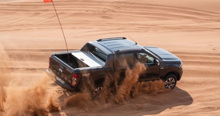 كيفية قيادة مركبة دفع رباعي على رمال الصحراء