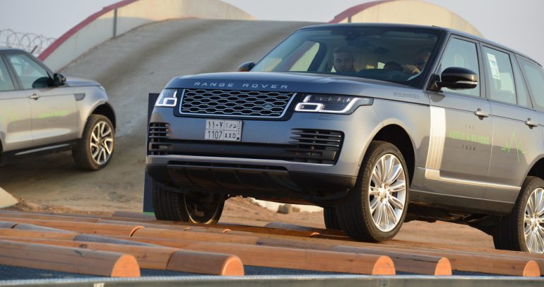 جولة قيادة تجريبية لسيارات جاكوار لاند روفر في السعودية