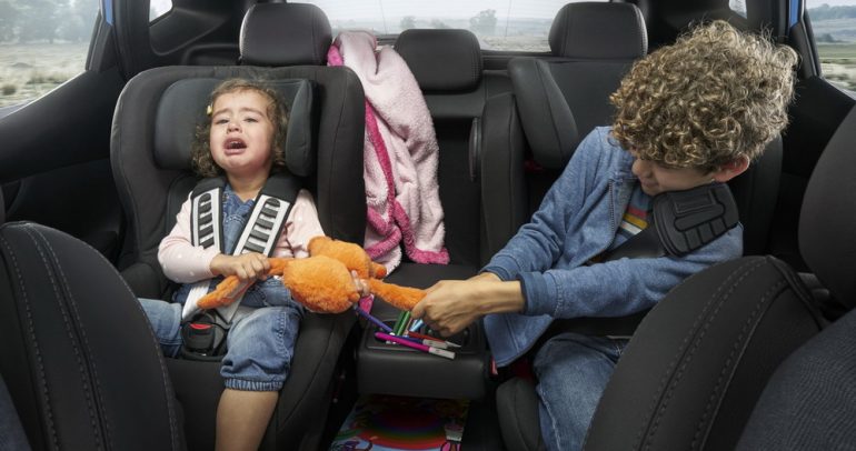 هل يزعجكم سلوك الأطفال داخل السيارة ؟ إليكم الحل