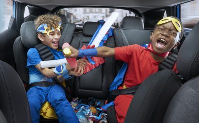 مخاطر سلوك الأطفال السيء أثناء القيادة