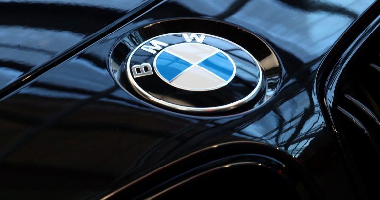 شعار BMW.. بدأ بسيطاً وانتهى بهذه الأناقة