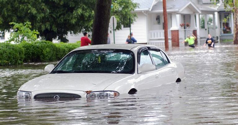 افعل هذا أثناء قيادة السيارة عند حدوث الفيضانات