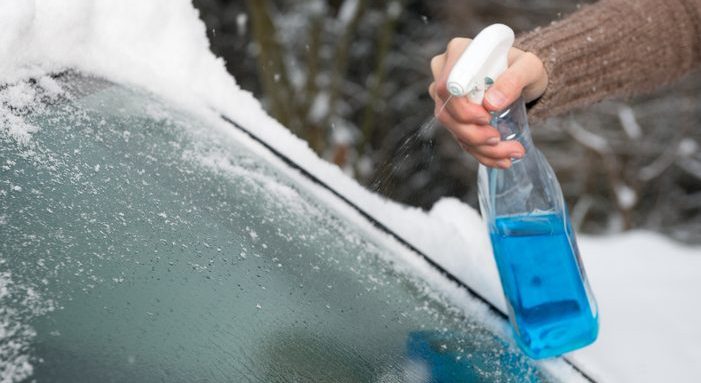 كيفية إزالة الجليد من الزجاج الأمامي للسيارة