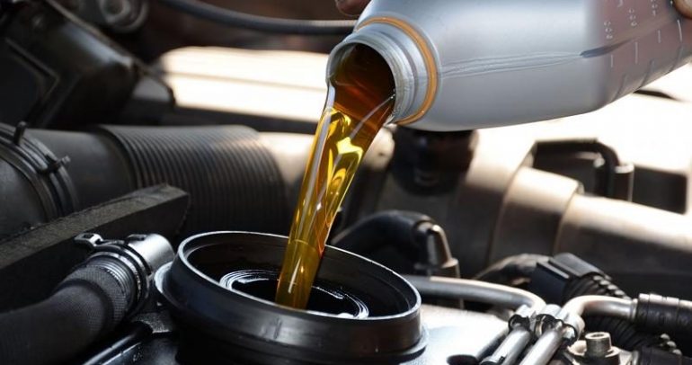 ماذا يحدث إذا زادت كمية الزيت في السيارة؟