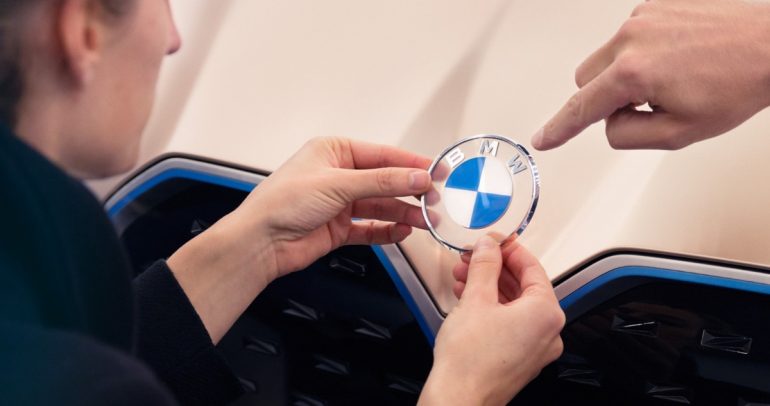 “BMW” تغيّر شعارها بآخر أبسط وأقل تكلفة